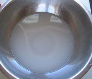 сода розлучилася в горщик з водою