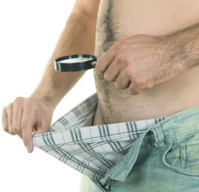 чоловік розглядає член і бажає його збільшити